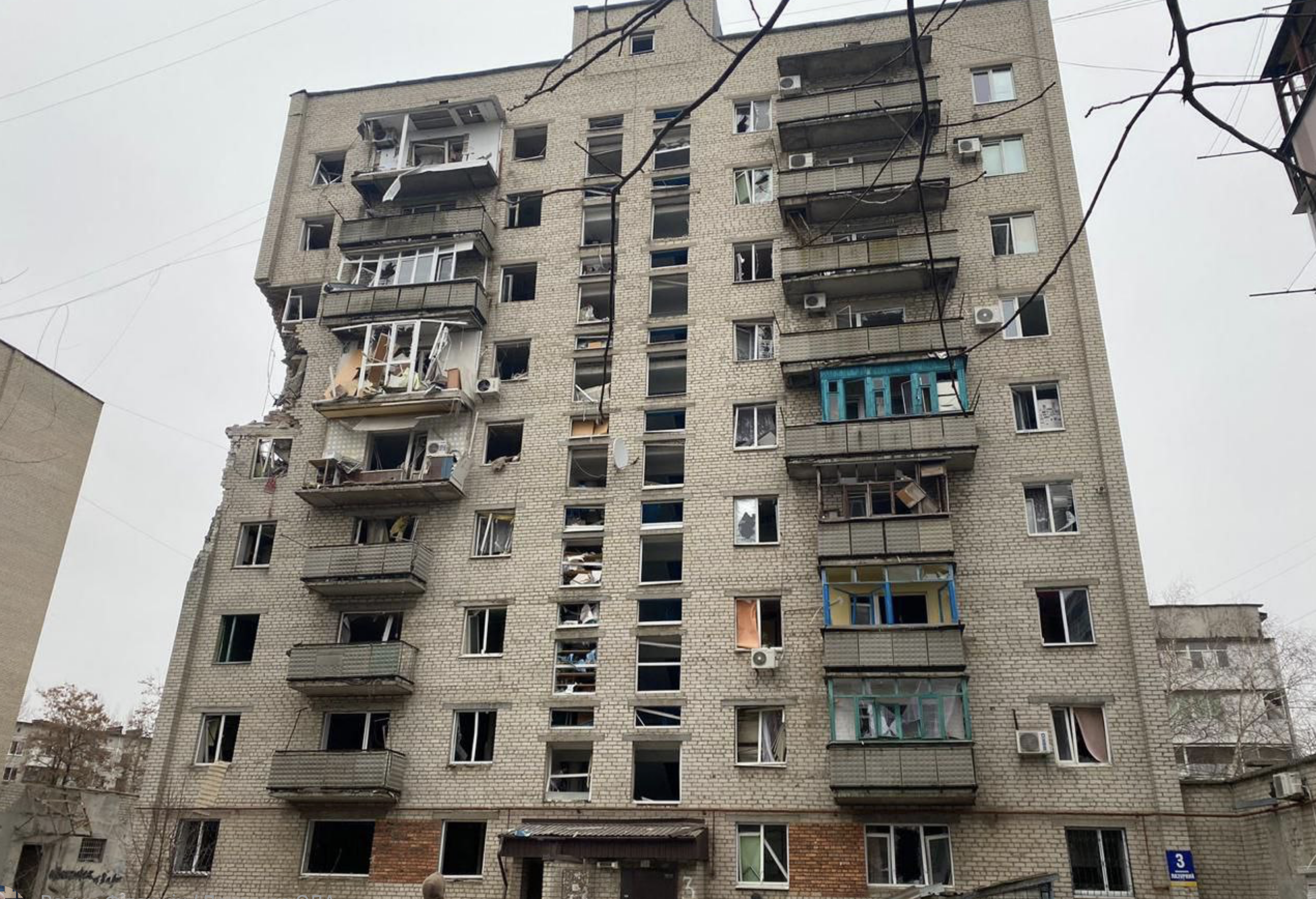 Пострадавший от обстрела многоквартирный дом в Донецкой области
